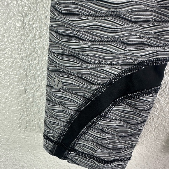 Lululemon Run Inspire Crop II All Luxtreme Textured Wave Black Silver Spoon 4 - Picture 7 of 7